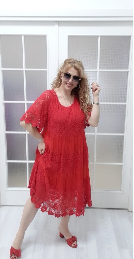 kelebekli kırmızı elbise